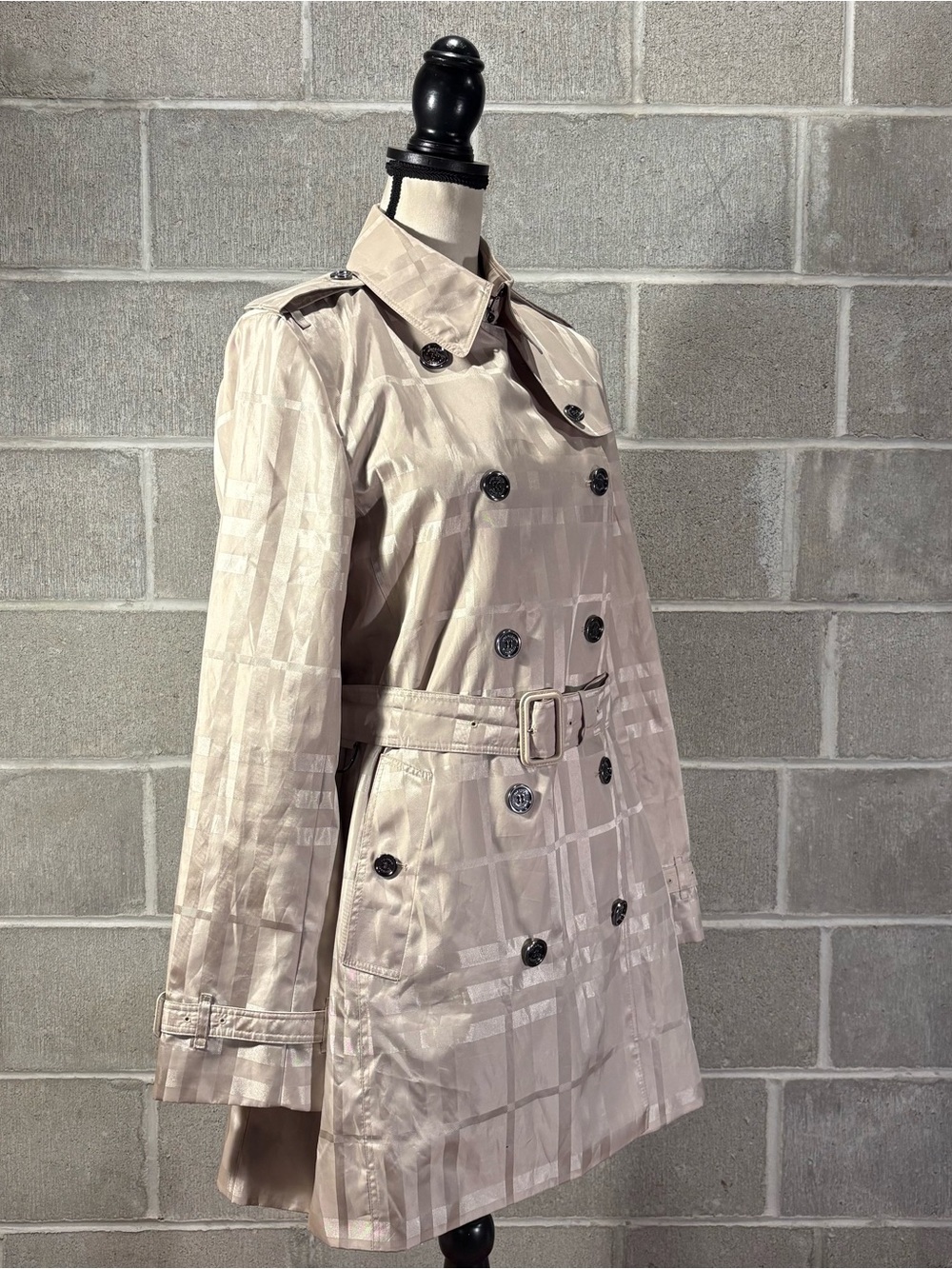 Burberry trench coat. - Picture 4 of 16